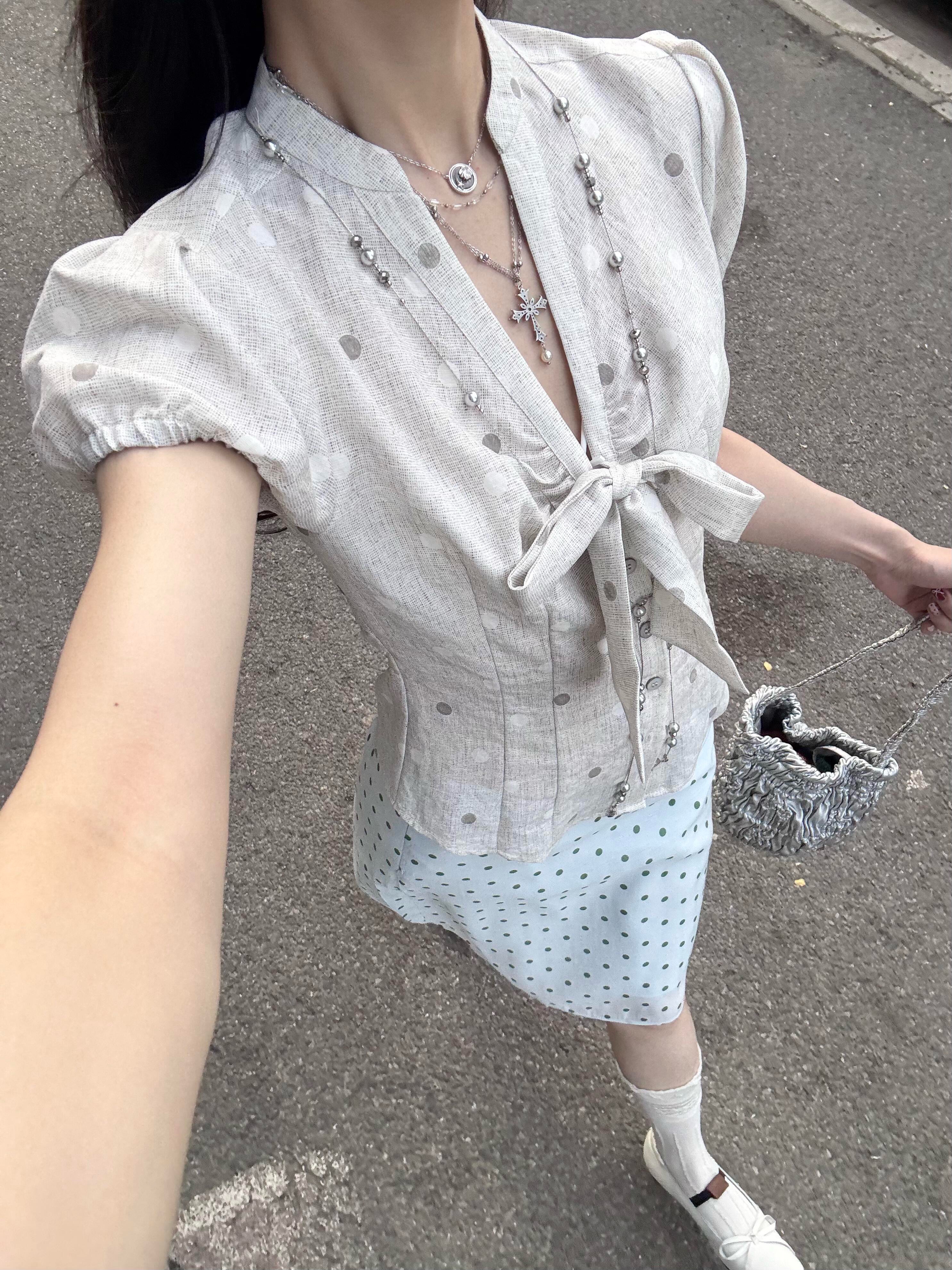 V넥 도트 무늬 프린트 레이스 업 셔츠 프랑스식 얇고 가벼운 이중층 푸른 녹색 도트 무늬 한 마디 반 스커트 여성복