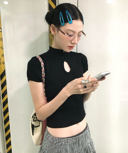 반하이넥 홀로우 아웃 반팔 노래 구슬 실 혼방 몸매 가꾸기 긍정적 인 어깨 모직물 맨위