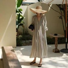 批发灰色条纹v领<b class='q'>长袖</b><b class='q'>连衣裙</b> 2025秋新款度假风沙滩宽松开叉衬衫长裙女