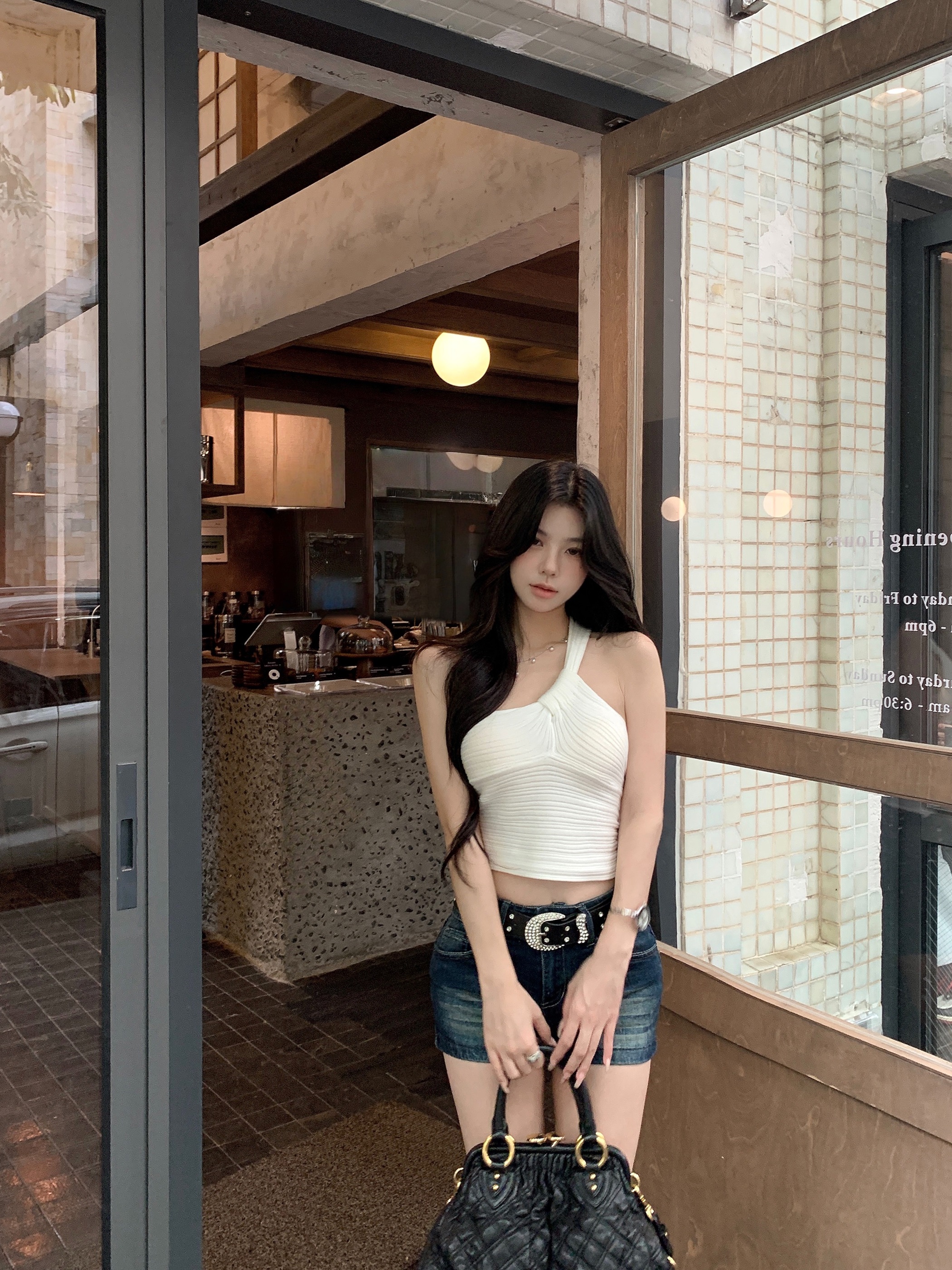실사 정가 순수한 욕망 바람 화이트 숄더백 조끼 작은 슬링 로우 웨이스트 펭 넓적 다리 핫걸 타이트 스커트 데님 반바지