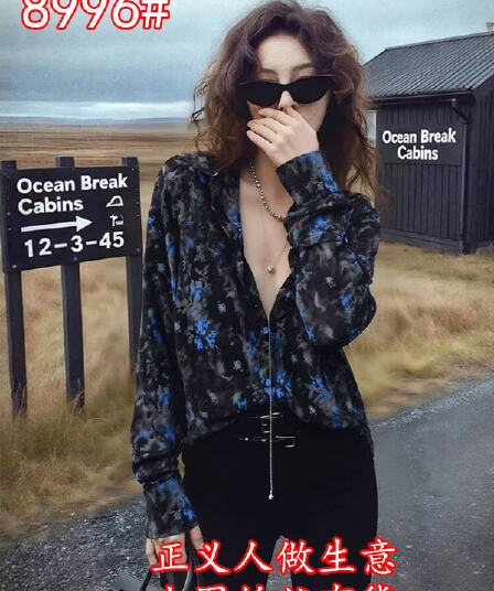 프랑스식 고유 한 고유 한 슈퍼 잘 생긴 맨위 고급 센스 연령 감소 외국 가스 레트로 항구 바람 검정색 프린트 여성 셔츠 여름
