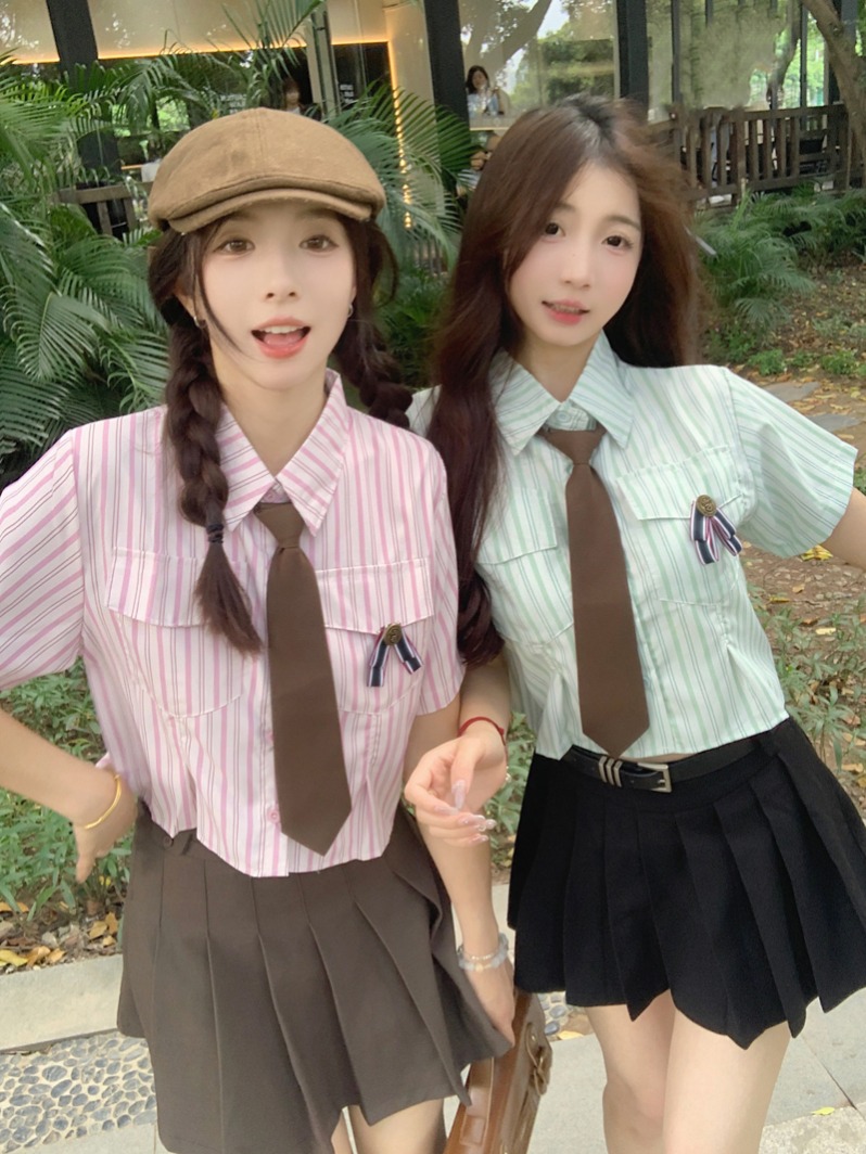 실사 정가 학원 스타일 세로 줄무늬 쇼트 스타일 셔츠 여성 2026 Chic 디자인 센스 몸매 가꾸기 POLO 칼라 맨위