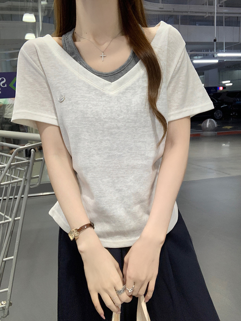 실사 특별 가격 반팔 티셔츠 여성 의류 여름 새로운 트렌디 한 부서 디자인 센스 미니멀리즘 단색 페이크 레이어드 V넥 맨위