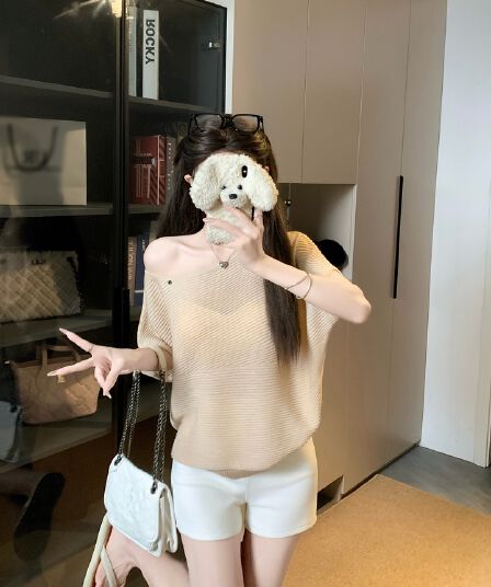 물건 가져 오기 ~까지 Daxi 하오 b03c 2026 년 여름 새로운 비스듬한 칼라 배트윙 소매 둘 착용 슬림해 보이는 니트 작은 셔츠