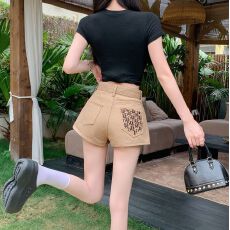 批发实拍实价~卡其色刺绣牛仔<b class='q'>短裤</b>女夏季新款高腰宽松阔腿A字裤<b class='q'>热裤</b>潮