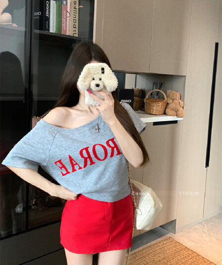 실사 정가 아메리칸 오프숄더 회색 명중 빨간색 알파벳 비스듬한 어깨 반팔 티셔츠 맨위 반 스커트 세트