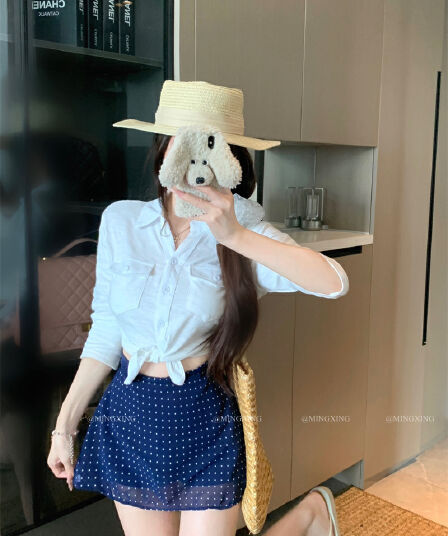 실사 정가 작은 폴로 칼라 여성 셔츠 여름 대나무 마디 질감 센스 가벼움 매듭이 달린 맨위 도트 무늬 미니 스커트 투피스 세트