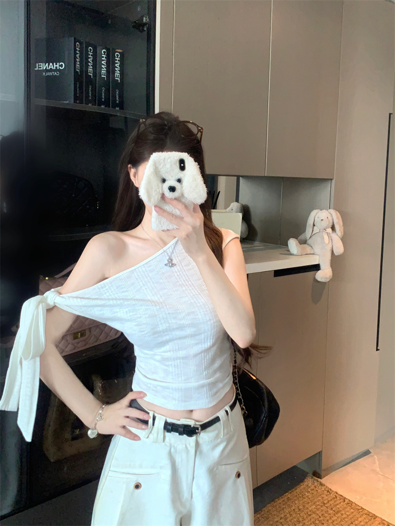 실사 정가 불규칙 비스듬한 어깨 반팔 티셔츠 여성 여름 새로운 몸매 가꾸기 슬림해 보이는 디자인 센스 오프숄더 맨위