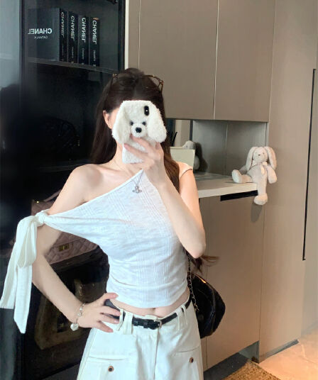 실사 정가 불규칙 비스듬한 어깨 반팔 티셔츠 여성 여름 새로운 몸매 가꾸기 슬림해 보이는 디자인 센스 오프숄더 맨위