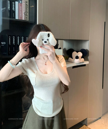 실사 정가 디자인 센스 홀로우 아웃 V넥 반팔 티셔츠 여성 여름 2026 작은 대중 Chic 몸매 가꾸기 맨위