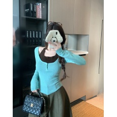 批发实拍 高级感撞色<b class='q'>假两件</b><b class='q'>针织衫</b>女长袖修身显瘦通勤老钱风挂脖上衣