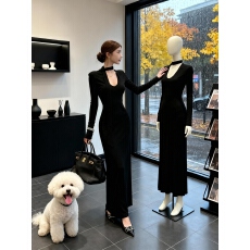 批发黑色V领针织<b class='q'>连衣裙</b>女2025秋冬新款修身收腰包臀高级感气质<b class='q'>长裙</b>子