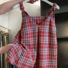 批发复古小众<b class='q'>红色</b>格子吊带背心女夏外穿时尚减龄V领娃娃衫无袖<b class='q'>上衣</b>