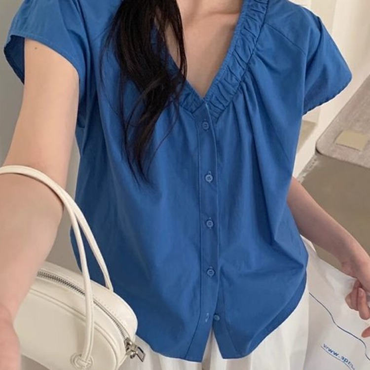 한 부서 파란색 V넥 반팔 여성 셔츠 여름 디자인 센스 루즈핏 얇은 스타일 작은 날다 소매 셔츠 품격 작은 셔츠 맨위
