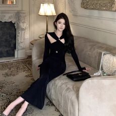 批发秋冬独特黑色收腰修身长袖t恤上衣设计感甜辣妹镂空露肩打底衫女