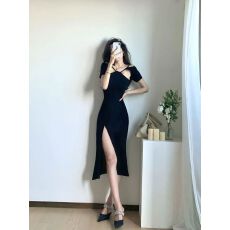 批发小众设计感镂空<b class='q'>性感</b>露肩<b class='q'>礼服</b>小黑裙夏新款高端开叉别致短袖连衣裙