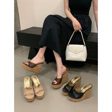 批发12cm辣妹千禧风一字带坡跟凉拖鞋复古百搭松糕木纹底露趾高跟