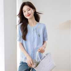 批发2026夏季新款纯棉<b class='q'>条纹</b>短袖<b class='q'>衬衫</b>女圆领蕾丝拼接独特漂亮减龄上衣薄