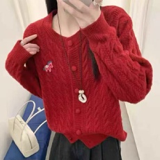 批发韩系红色圆领小马麻花纹<b class='q'>短款</b>针织开衫女长袖扣子外套2026早春新款