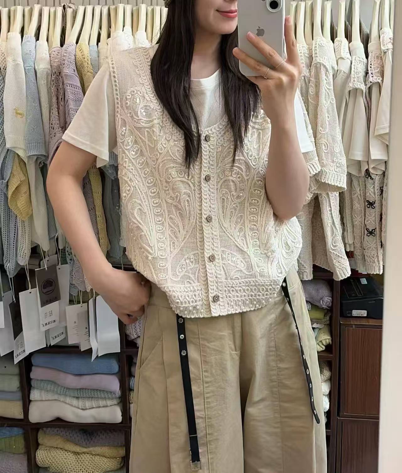 보헤미안 바람 홀로우 아웃 자수 니트 조끼 여자 싱글 줄 버튼 V넥 다용도 스택 착용 연령 감소 조끼 외부 가져 가라.