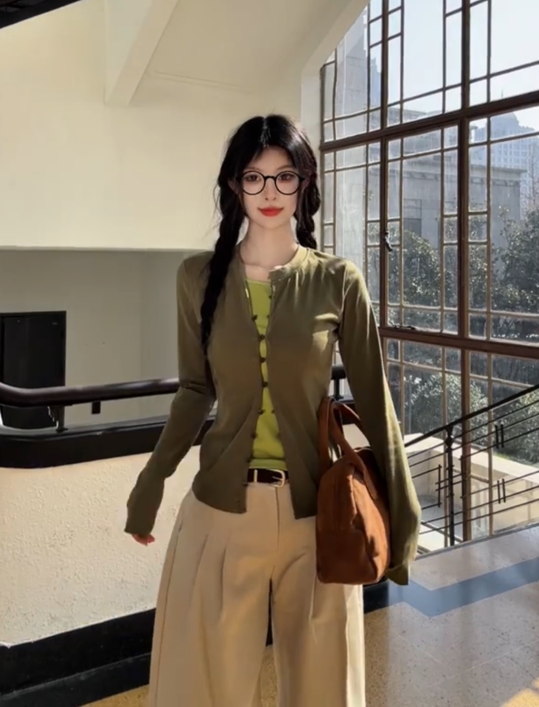 녹색 단추 페이크 레이어드 티셔츠
