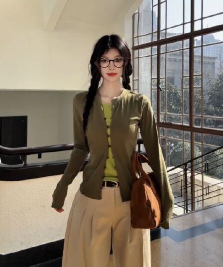 녹색 단추 페이크 레이어드 티셔츠