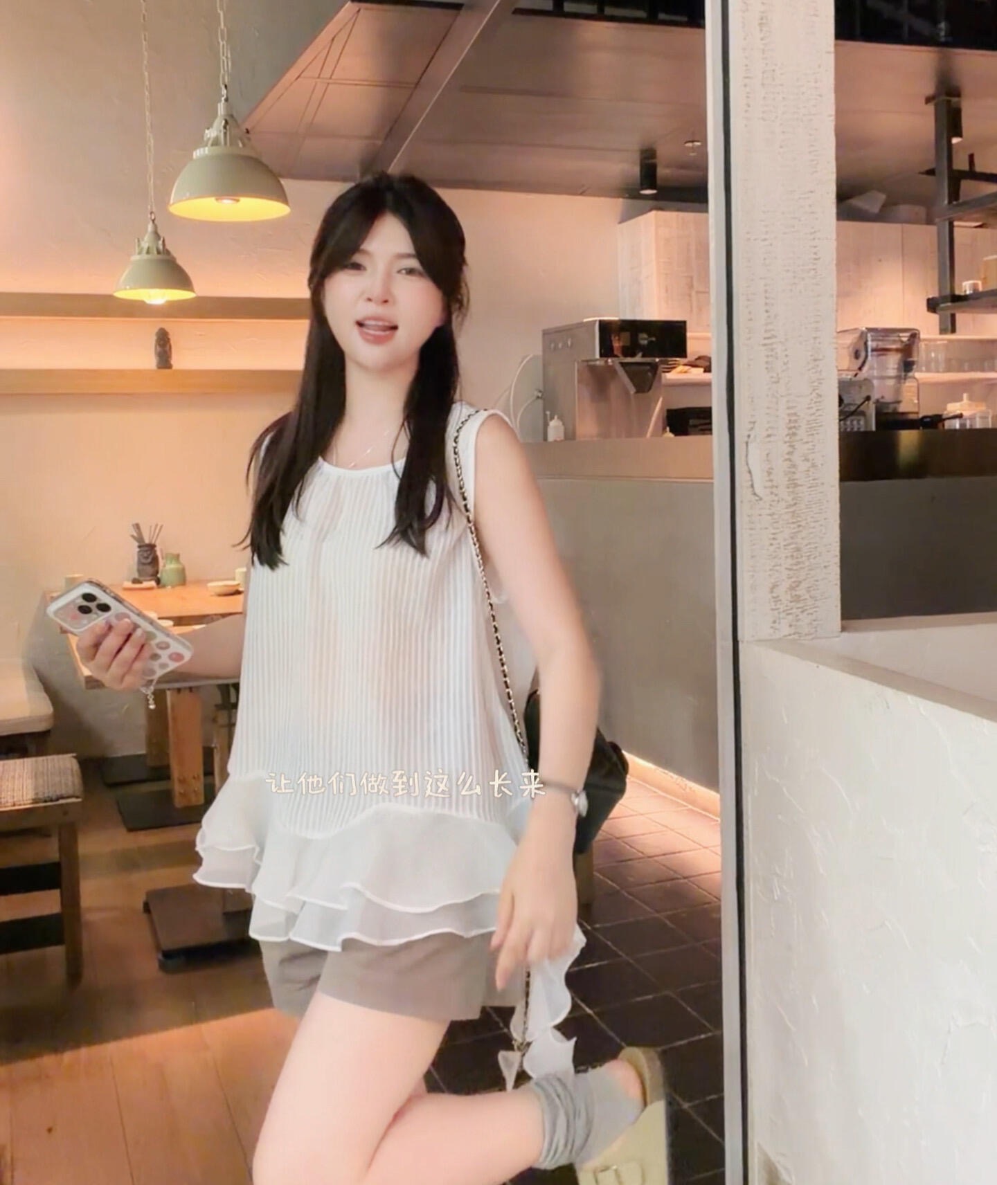 스트라이프 프릴 밑단 리본 민소매 셔츠