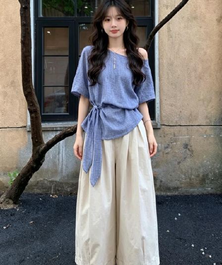 비스듬한 어깨 스트랩 티셔츠