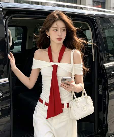 빨간색과 흰색 배색 오프숄더 반팔 티셔츠
