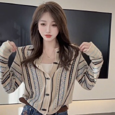 2025年秋冬新款时尚设计感牛角扣毛衣洋气提花减龄长袖针织衫女