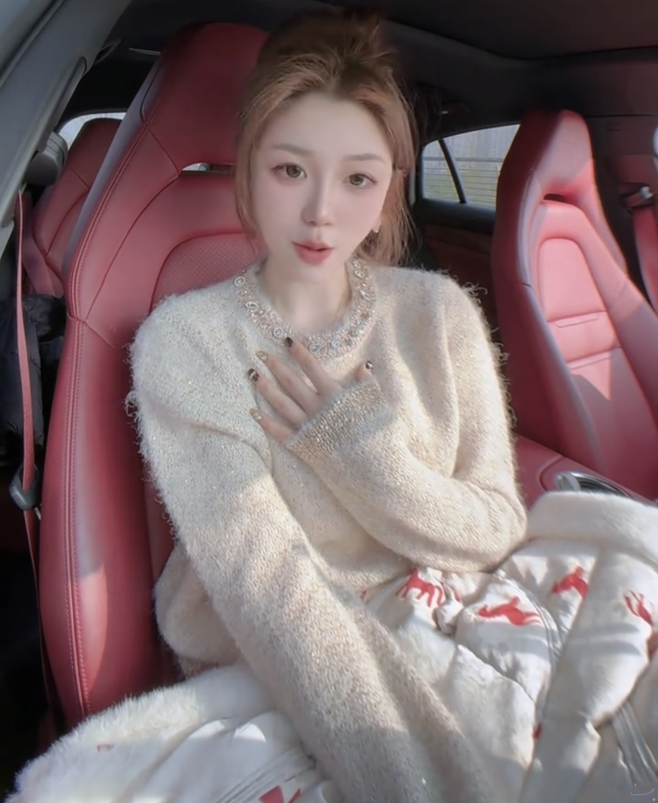 2026 년 겨울 새로운 분위기 센스 스팽글 라운드 넥 절묘한 스웨터 보온 다용도 한 첨부 된 의류