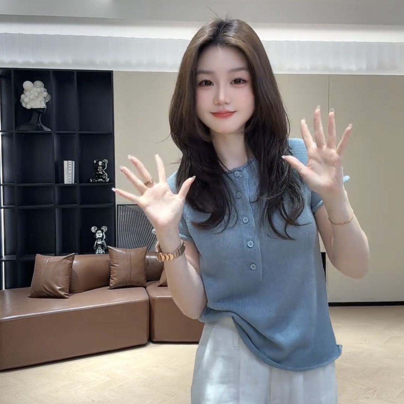 2026 년 봄 새로운 라운드 넥 얇고 가벼운 통기성 니트 반팔 단추 디자인 센스 맨위 다용도 여성
