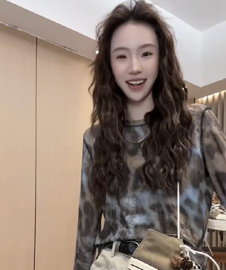 망사 레오파드 무늬 작은 셔츠 2026 봄 새로운 다용도 슬림해 보이는 티셔츠 맨위