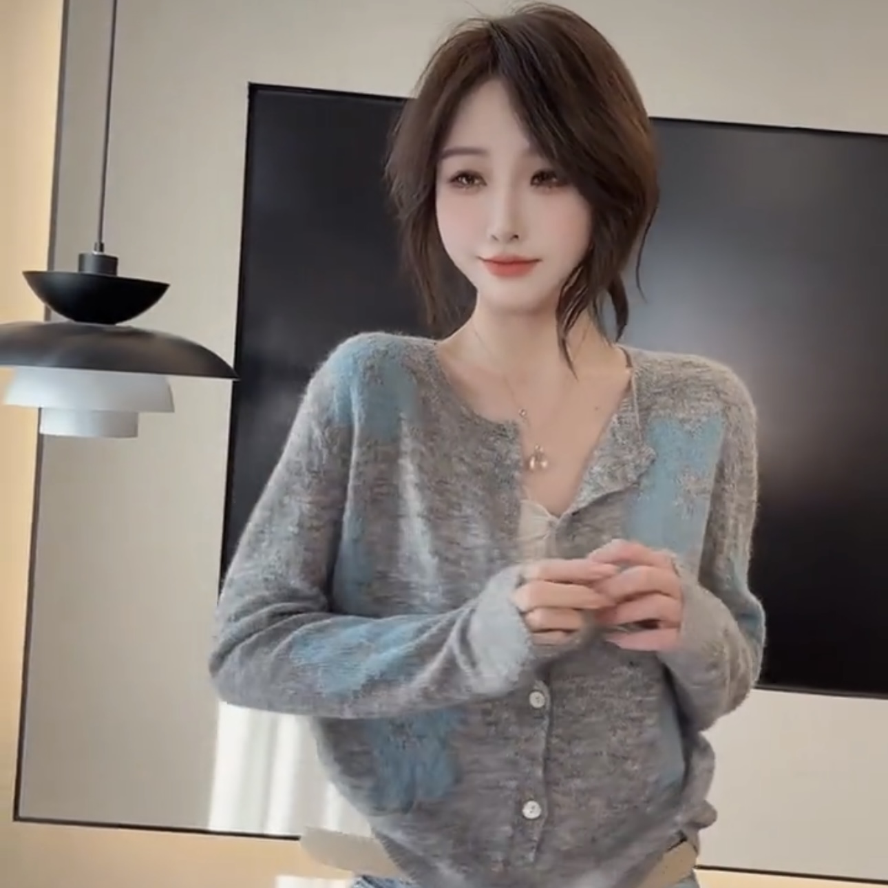 2026 년 봄 새로운 패션 디자인 센스 자카드 긴팔 니트 오픈 가디건 외국 가스 느긋한 연령 감소 스웨터 여자