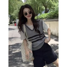 批发韩系灰色条纹<b class='q'>假两件</b>正肩短袖t恤女夏季小个子短款冰丝<b class='q'>针织衫</b>上衣