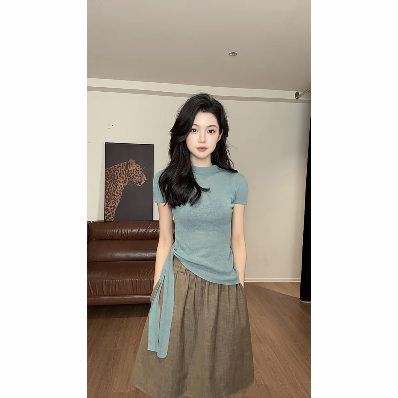 2026 년 여름 새로운 레이스업 니트 라운드 넥 외국 가스 디자인 단색 다용도 품격 반팔 여성