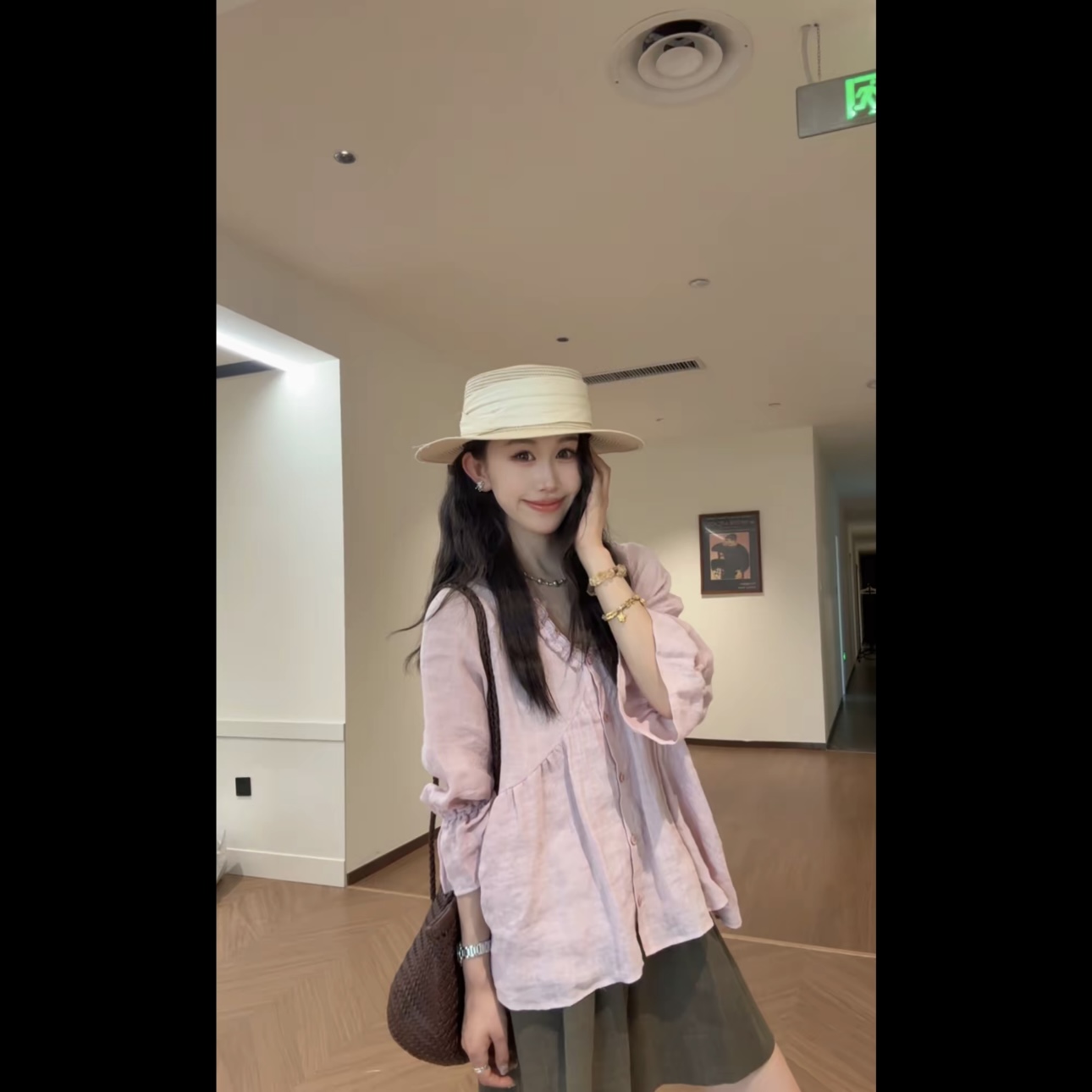 2026 년 여름 새로운 한 부서 부드러운 바람 품격 프릴 V넥 슬림해 보이는 다용도 셔츠 맨위 여성