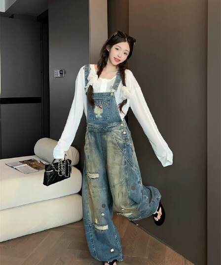 디자인 센스 자수 kitty 찢어진 부분 멜빵 바지 바지 여자 2026 가을 새로운 마 오래된 넓은 다리 청바지