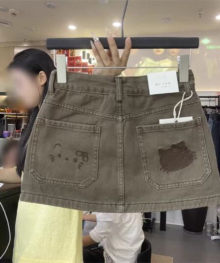 2026 년 여름 한 부서 데님 미니 스커트 여성 고양이 자수 핫걸 치마 다용도 슬림해 보이는 섹션 반신 스커트 부드러운 바람