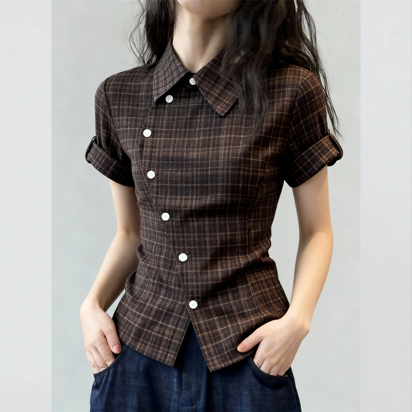 레트로 스타일 커피 색상 체크무늬 디자인 센스 반팔 슬림해 보이는 몸매 가꾸기 맨위 다용도 디자인 센스 거리 밖 데이트 필수