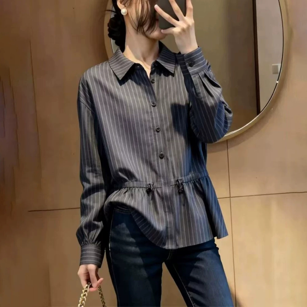 회색 스트라이프 여성 셔츠 2026 봄 새로운 패션 외국 가스 연령 감소 레이스업 허리 수축 슬림해 보이는 캐주얼 맨위