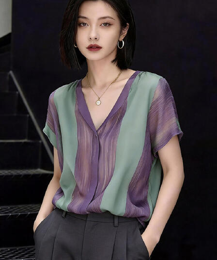 V넥 녹색 보라색 배색 반팔 세로 줄무늬 싱글 줄 버튼 2026 여름 캐주얼 편안함 여성 의류 디자인 셔츠 맨위