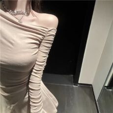 批发2026小心机一字肩女主播短裙秋季新款<b class='q'>露肩</b>性感修身喇叭袖<b class='q'>连衣裙</b>