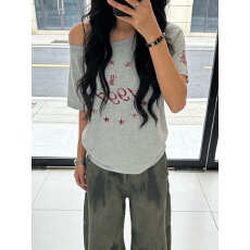 批发 美式复古斜肩短袖t恤女夏季设计感小众宽松露肩辣妹上衣