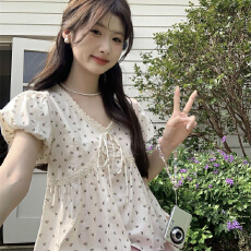 批发法式V领蝴蝶结<b class='q'>衬衫</b>女2026夏季新款设计感泡泡袖蕾丝边娃娃衫上衣