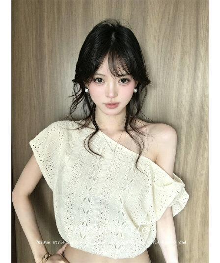 로진 화이트 전갈 자카드 자수 비틀림 비스듬한 어깨 반팔 티셔츠 여성 여름 디자인 센스 오프숄더 맨위