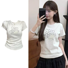 批发夏季2026<b class='q'>花朵</b>宽松圆领T恤新款设计短袖韩版洋气辣妹正肩上衣女