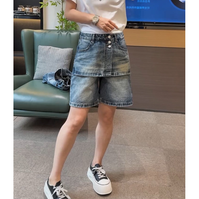 작은 키 파란색 청바지 여성 2026 년 여름 새로운 바지 패션 페이크 레이어드 5 점 스트레이트 반바지