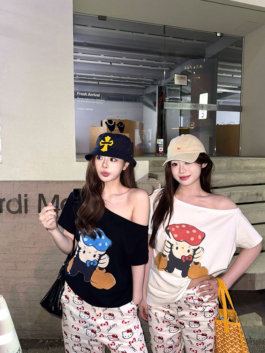 원본 원단 한 부서 만화 프린트 비스듬한 어깨 반팔 티셔츠 여성 루즈핏 디자인 센스 오프숄더 맨위 검정색