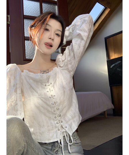 나비 어둠 곡물 자수 레이스 흰 셔츠 여성 의류 2026 가을 새로운 디자인 센스 고유 한 Chic 품격 맨위